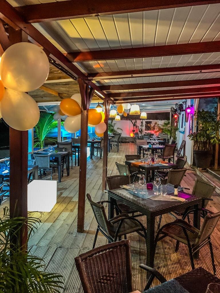 Terrasse décorée en soirée